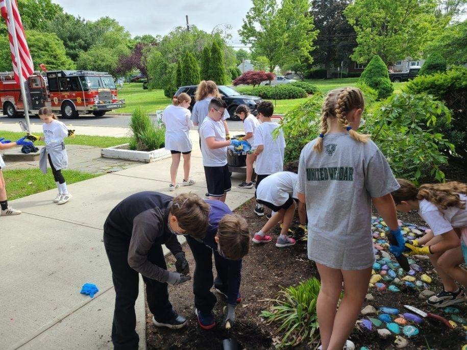 kids placing colored rocks